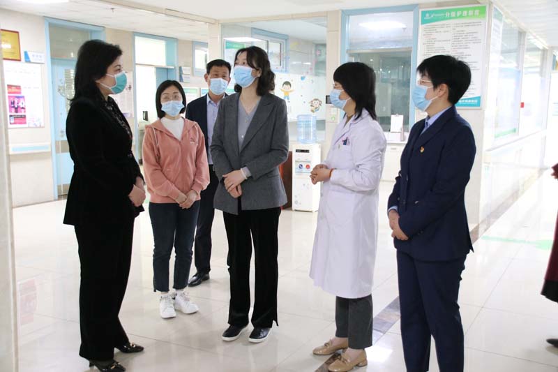 2023年3月31日，臨沂高新區(qū)黨工委委員魏克慧（右三）一行蒞臨兒童早期發(fā)展部看望慰問(wèn)孤獨(dú)癥兒童家屬和醫(yī)護(hù)人員.jpg