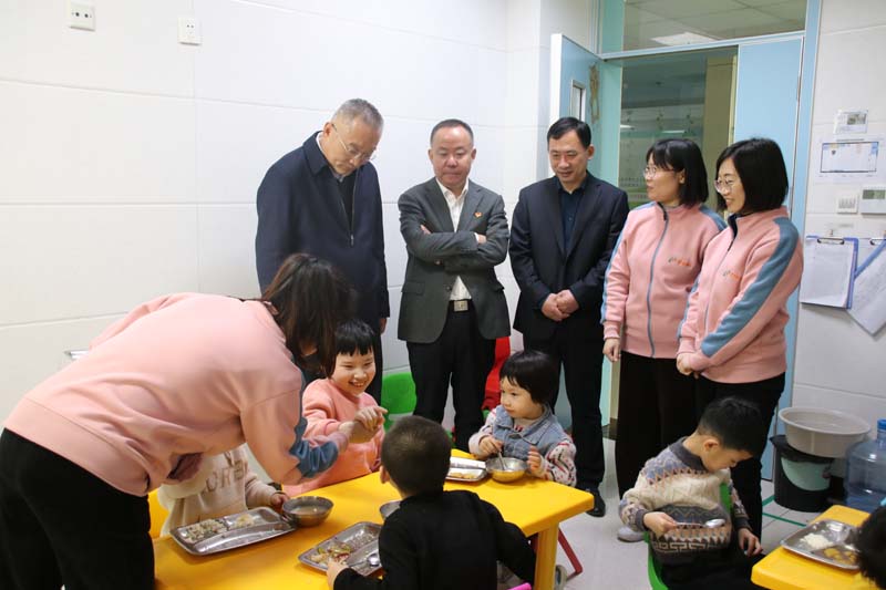 2023年4月6日，高新區(qū)管委會(huì)四級(jí)調(diào)研員尤偉生（左一）在高新區(qū)民政衛(wèi)生工作辦公室主任聶振興（左三)陪同下蒞臨兒童早期發(fā)展部看望指導(dǎo)工作.jpg