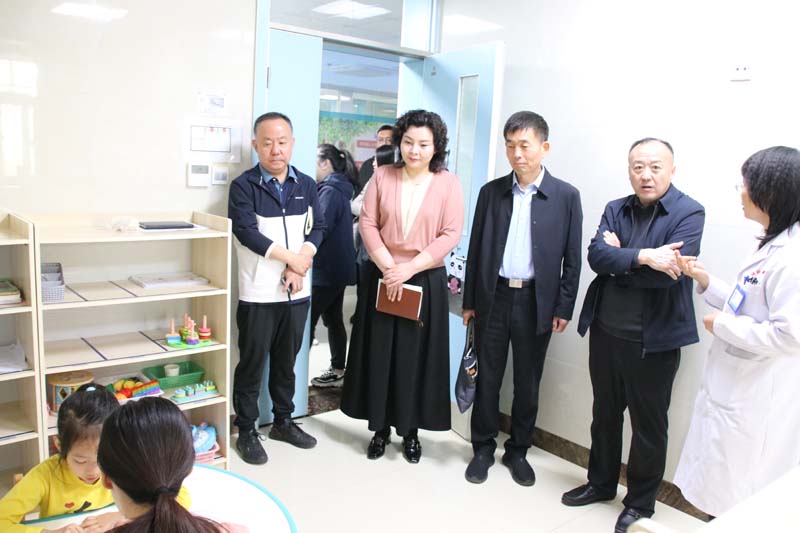 2024年4月23日，省紀(jì)委監(jiān)委派駐莒南縣洙邊鎮(zhèn)第一書(shū)記、省紀(jì)委監(jiān)委駐省工業(yè)和信息化廳紀(jì)檢監(jiān)察組副組長(zhǎng)、一級(jí)調(diào)研員孫寬亮（右三），莒南縣洙邊鎮(zhèn)衛(wèi)生院院長(zhǎng)羅永桂（右二）等一行蒞臨兒童早期發(fā)展部參觀指導(dǎo)工作.jpg