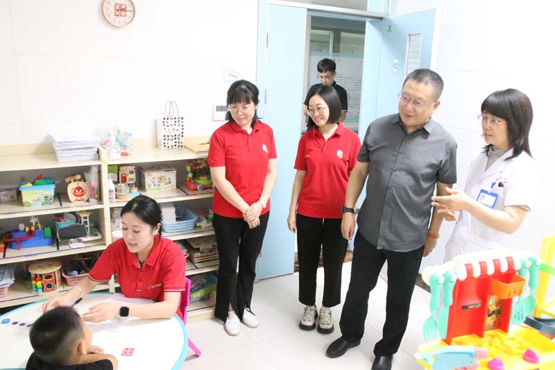 2024年6月14日，山東省衛(wèi)生經(jīng)濟(jì)協(xié)會(huì)會(huì)長(zhǎng)，山東省醫(yī)學(xué)會(huì)副會(huì)長(zhǎng)，山東省衛(wèi)生健康委員會(huì)二級(jí)巡視員、醫(yī)療管理服務(wù)中心原黨委書(shū)記、主任王愛(ài)杰（右二）蒞臨兒童早期發(fā)展部參觀指導(dǎo)工作.jpg