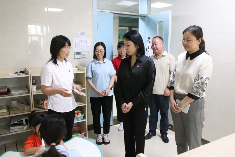 2024年6月26日，高新區(qū)黨工委副書記、管委會副主任劉春晨（前中）在院長丁育紅的陪同下蒞臨兒童早期發(fā)展部參觀指導工作.jpg